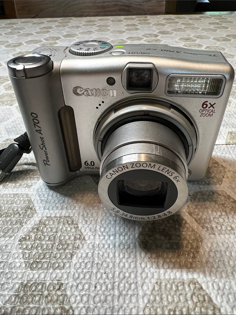 Canon Powershot A700 Compact Digital Camera 6x Zoom and bonus lens